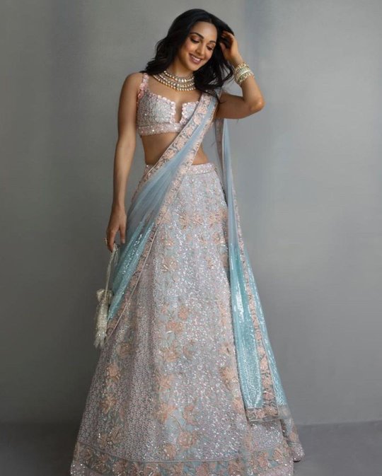 bMOYfHOWi.js - kiara advani 77